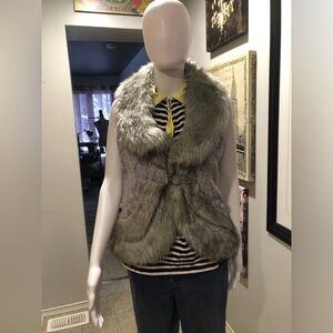 Faux Fur Vest with Buckle Closure
EEE Brand made in Italy
Size L